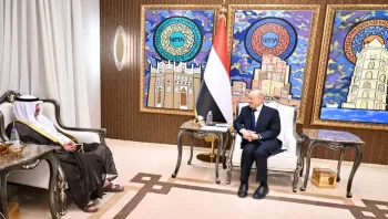 العليمي يشيد بالعلاقات الراسخة مع دولة الكويت وشجاعة قواتها في ردع التهديد
