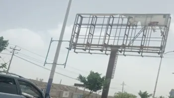 تمزيق صورة كبيرة لقيادي حوثي في محيط معسكر الخرافي بصنعاء