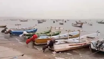 الخوخة تتعرض لاضطرابات جوية عنيفة وأضرار في قوارب الصيادين
