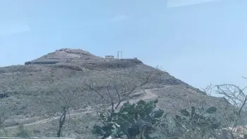 إب.. مليشيا الحوثي تحول جبل الأخطور في السياني إلى ثكنة عسكرية وتمنع الأهالي من الوصول إليه