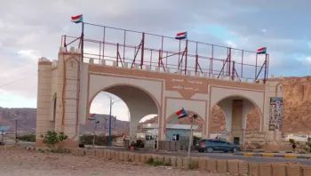 عودة رفع أعلام الانفصال في نقاط عسكرية في شبوة تثير جدلاً واسعاً