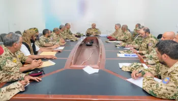 طارق صالح يترأس اجتماعًا لقيادات الفِرق ويشدد على تسريع الإصلاح الإداري والعسكري وتعزيز الجاهزية القتالية