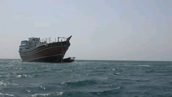 قوات العمالقة الجنوبية تضبط سفينة تهريب قادمة من إيران بالقرب من باب المندب