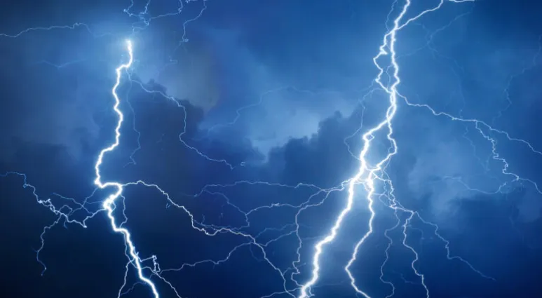 بعد أصوات البرق والرعد.. 10 نصائح من استشاري نفسي للتعامل مع خوف أطفالك