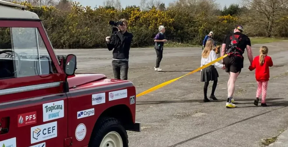 رقم يكسر القواعد.. جر سيارة لمسافة 100 كيلومتر