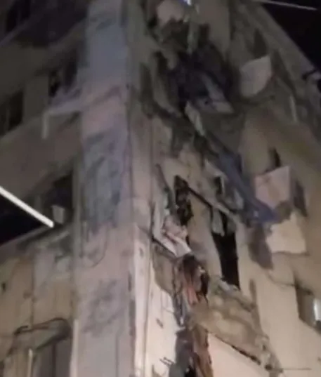 عاجل: انهيار خمس بلكونات في عمارة "مأرب" بالمعلا بعدن يثير الذعر