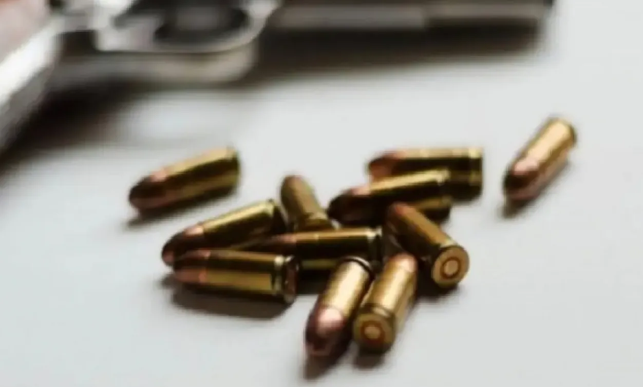 بالخطأ.. طفل يطلق النار على أسرته ويصيب 5 منهم بجروح حرجة بعمران