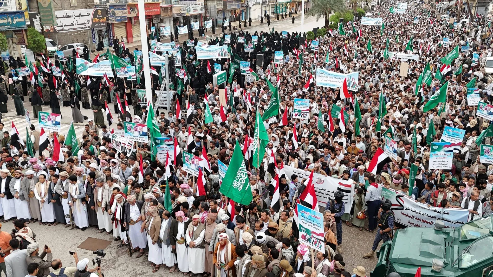 مأرب.. حشود كبيرة في وقفة تضامنية مع السعودية والدول العربية