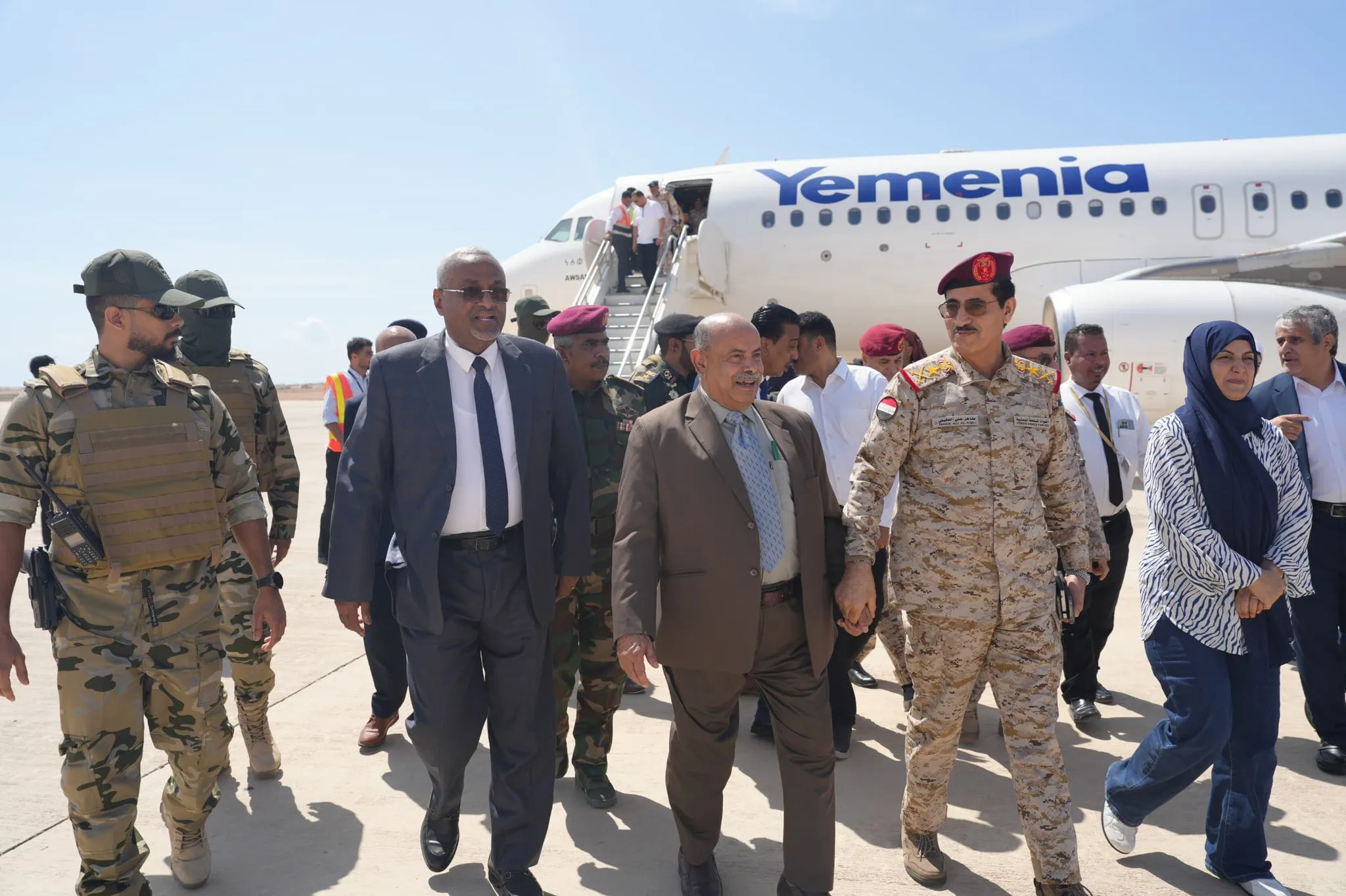 المكلا تحتضن وزير الدفاع طاهر العقيلي والأستاذ الخنبشي في مقدمة مستقبليه