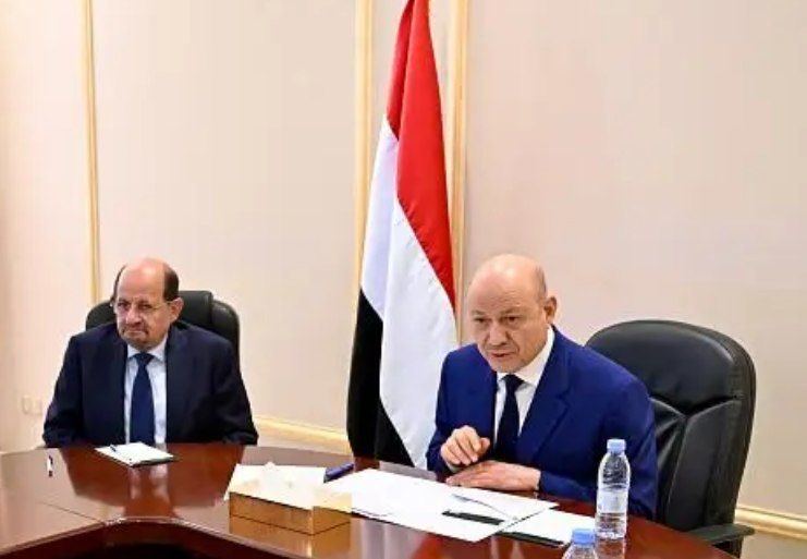 الحكومة اليمنية: ندين المحاولات المتكررة للنظام الإيراني للزج باليمن وشعبه في حروب عبثية - الخبر الآن