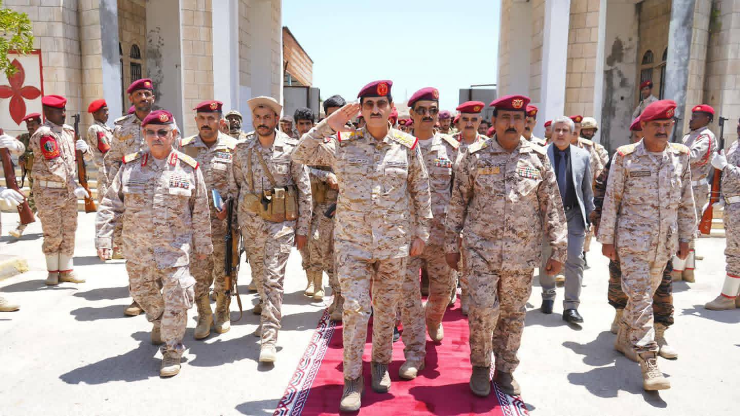 وزير الدفاع يعقد اجتماعاً عسكرياً موسعاً مع قيادة المنطقة العسكرية الثانية - الخبر الآن