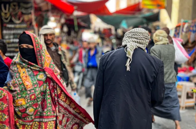 الحوثيون يدفعون اقتصاد اليمن إلى الانهيار الحوثيون يدفعون اقتصاد اليمن إلى الانهيار