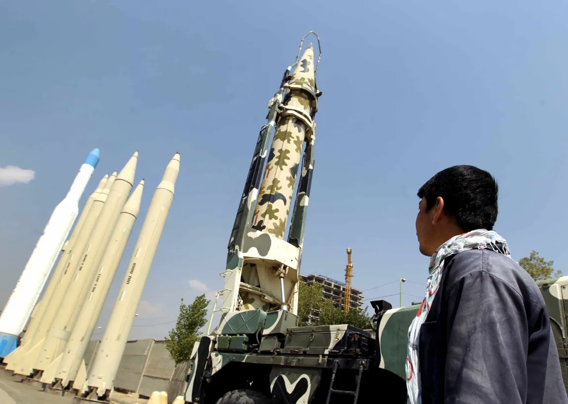 بين المناورة السياسية والتصعيد العسكري.. أبعاد الصاروخ الحوثي باتجاه إسرائيل بين المناورة السياسية والتصعيد العسكري.. أبعاد الصاروخ الحوثي باتجاه إسرائيل