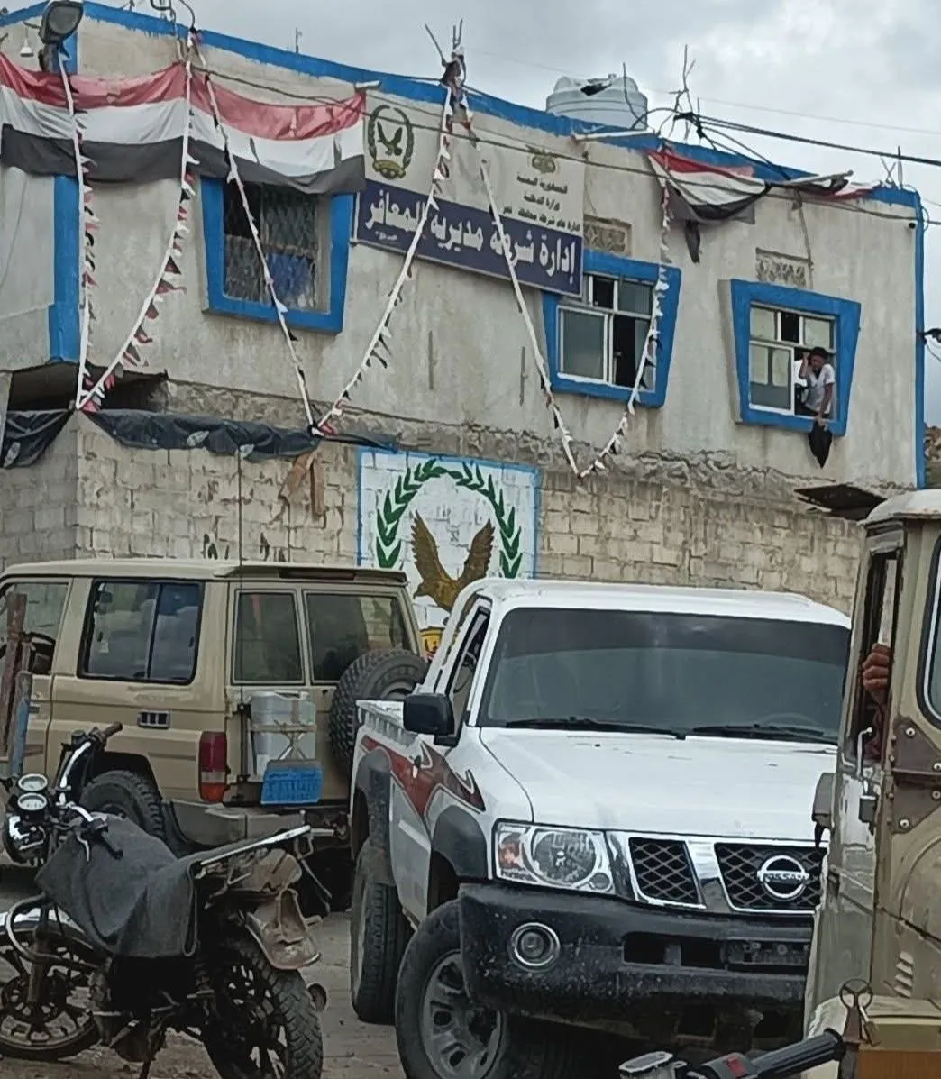 تعز: شرطة المعافر وقيادة النجدة تلقي القبض علي المتهم بقتل البركاني تعز: شرطة المعافر وقيادة النجدة تلقي القبض علي المتهم بقتل البركاني