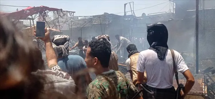 لحج.. حريق في سوق الفيوش بسبب الألعاب النارية يخلّف خسائر مادية لحج.. حريق في سوق الفيوش بسبب الألعاب النارية يخلّف خسائر مادية