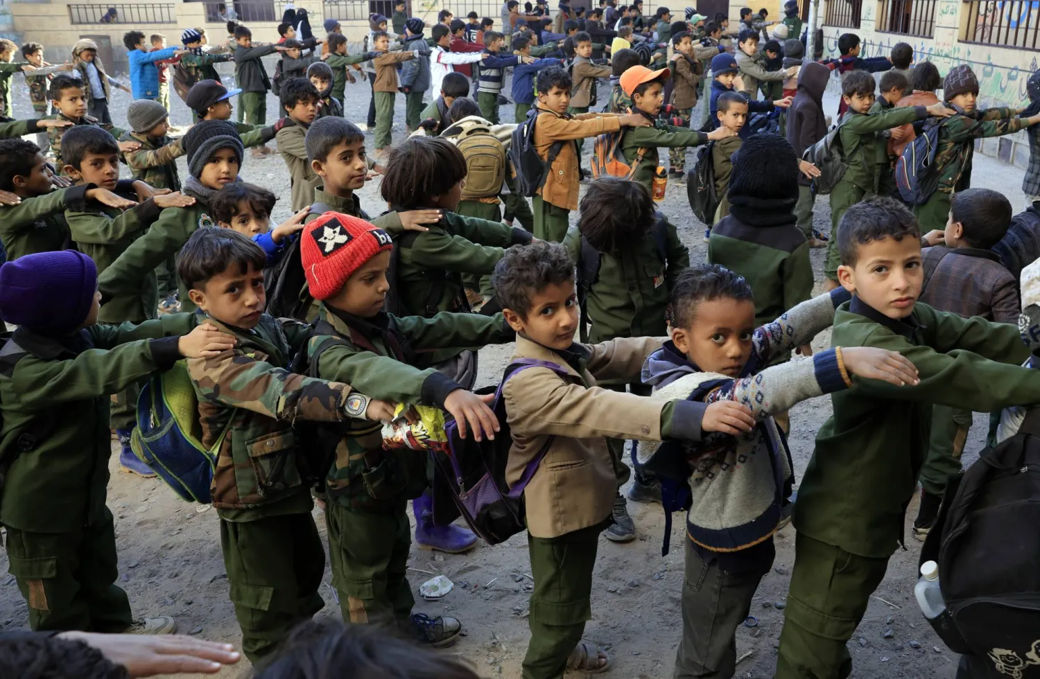 الحوثيون يحولون المدراس في اليمن إلى معسكرات تجنيد مبكّر الحوثيون يحولون المدراس في اليمن إلى معسكرات تجنيد مبكّر