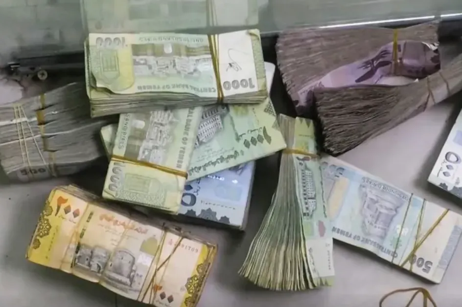 أزمة سيولة تعصف بنوك اليمن وسط اتهامات بالاكتناز ومطالبات بتحرك «المركزي» أزمة سيولة تعصف بنوك اليمن وسط اتهامات بالاكتناز ومطالبات بتحرك «المركزي»