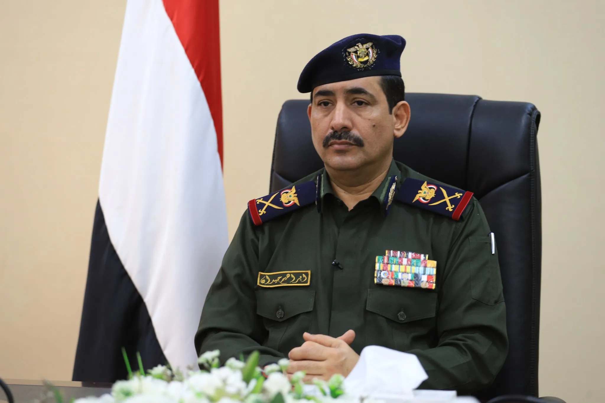 وزير الداخلية يوجّه لجنة للتحقيق بعد اعتداءات المكلا ويؤكد ملاحقة المتورطين