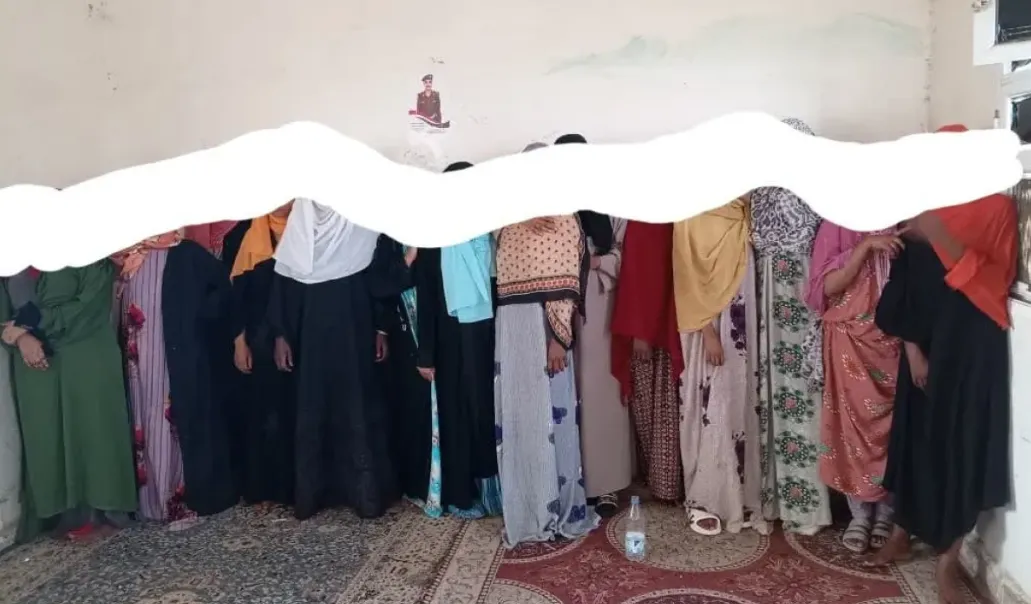 شرطة شحن بالمهرة تضبط وكر دعارة وتلقي القبض على 32 إثيوبيًا شرطة شحن بالمهرة تضبط وكر دعارة وتلقي القبض على 32 إثيوبيًا