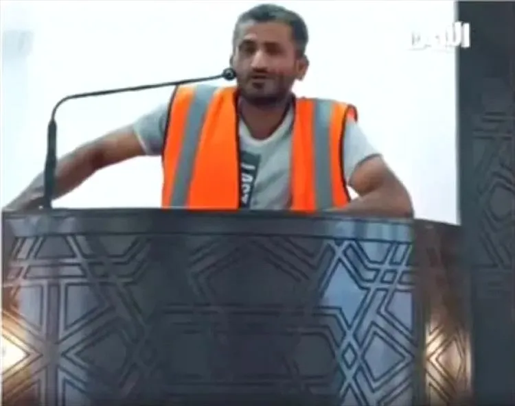 فيديو.. عامل يمني يبهر المصلين بخطبة فصيحة في مسجد سعودي بعد تأخر الخطيب فيديو.. عامل يمني يبهر المصلين بخطبة فصيحة في مسجد سعودي بعد تأخر الخطيب