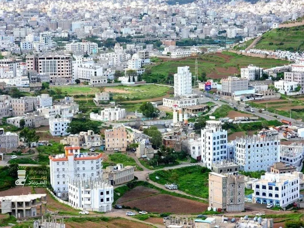 متحصل ضرائب حوثي يقتحم منزل بائع قات في إب ويهدد باختطاف زوجته وأطفاله