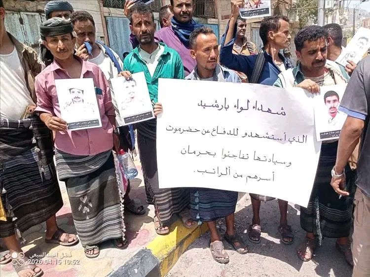 عدن.. جنود من لواء بارشيد ينفذون وقفة احتجاجية للمطالبة بصرف مرتباتهم