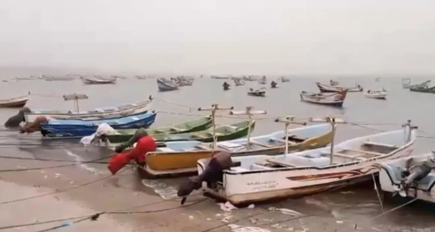 الخوخة تتعرض لاضطرابات جوية عنيفة وأضرار في قوارب الصيادين الخوخة تتعرض لاضطرابات جوية عنيفة وأضرار في قوارب الصيادين