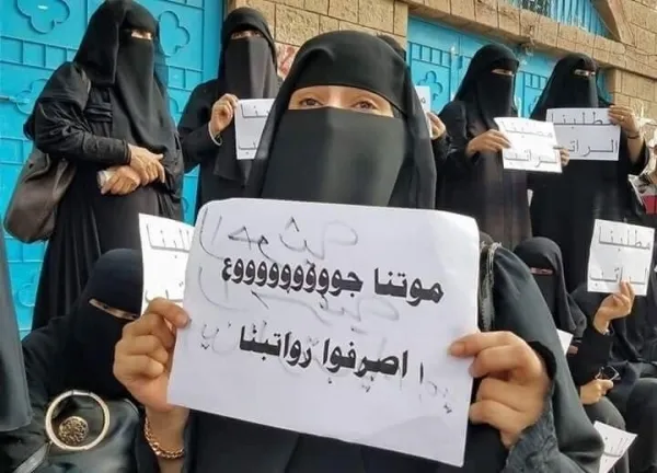 احتيال الحوثيين يحرم الموظفين من “نصف الراتب” في مناطق سيطرتهم