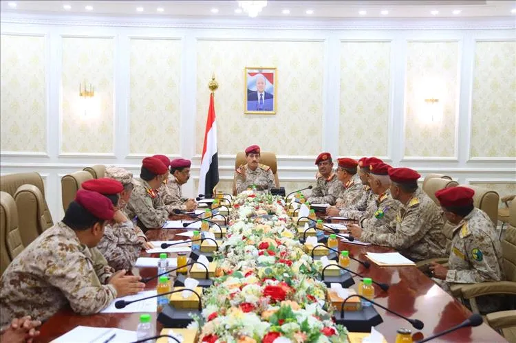 وزير الدفاع يناقش تحديث بيانات القوات المسلحة ويشدد على تسريع إصلاح المؤسسة العسكرية في عدن وزير الدفاع يناقش تحديث بيانات القوات المسلحة ويشدد على تسريع إصلاح المؤسسة العسكرية في عدن