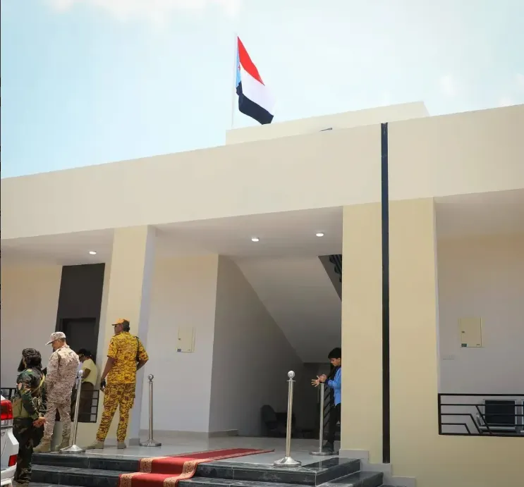 استياء واسع بعد رفع علم الانفصال فوق المبنى الجديد للسلطة المحلية في عدن استياء واسع بعد رفع علم الانفصال فوق المبنى الجديد للسلطة المحلية في عدن