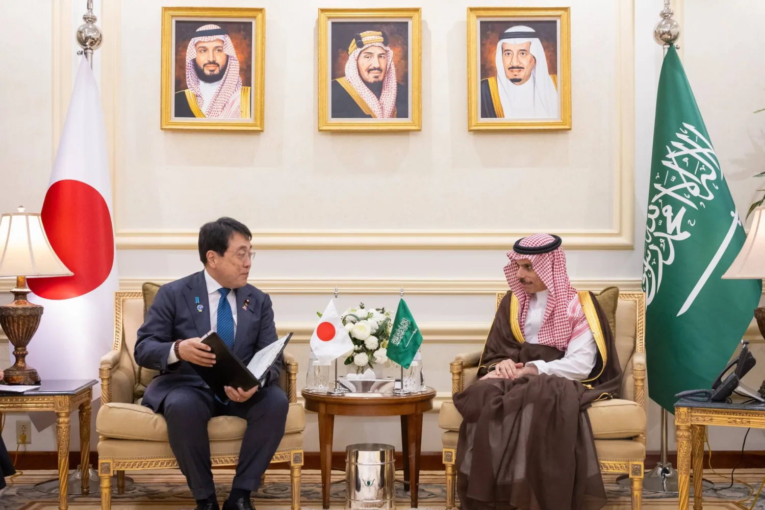 ولي العهد السعودي يتلقى رسالة خطية من رئيسة وزراء اليابان ولي العهد السعودي يتلقى رسالة خطية من رئيسة وزراء اليابان