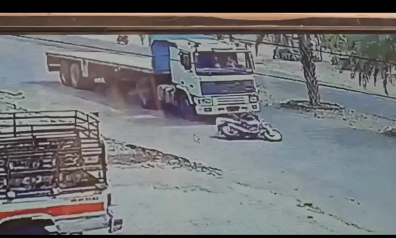 نجاة سائق دراجة نارية من حادث دهس مروع في الحديدة