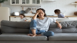 النساء اللواتي يندمن على الوقوع في "فخ" الأمومة