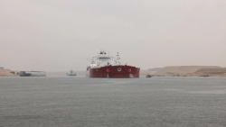 قناة السويس: الملاحة تسير بشكل طبيعي ولم تتأثر بسوء الأحوال الجوية